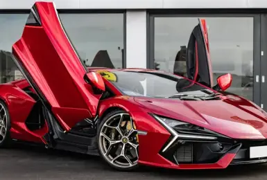 為什麼 Lamborghini 的車門總是往上開？背後其實有實際考量