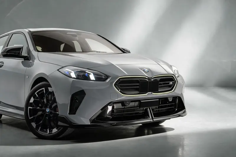 M Performance黑色高光澤前定風翼俐落造型降低車頭視覺重心,營造貼地且充滿力量的性能姿態。