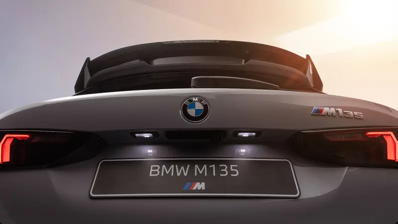 BMW M135 Boost+ Edition將賽事基因以及競技美學,毫無保留地注入日常街頭。