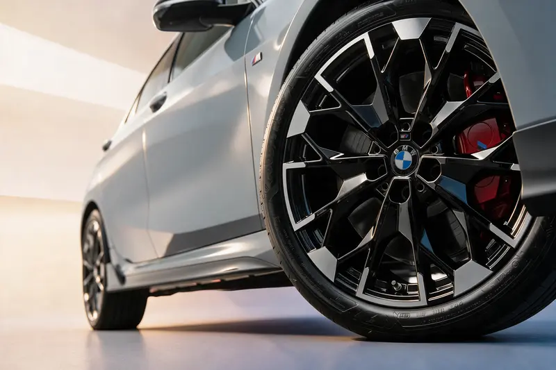 BMW M135 Boost+ Edition標配19吋M型鋁圈搭配紅色M煞車套件點燃操駕激情。