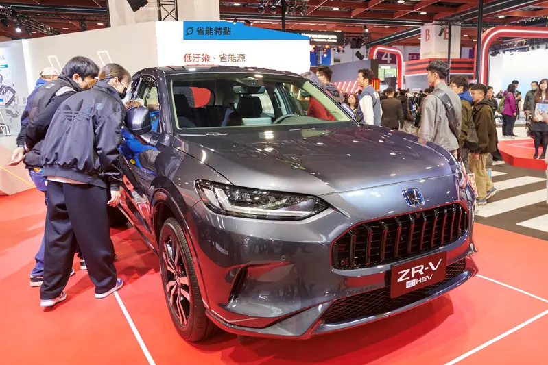 ZR-V e:HEV以日本進口身分導入台灣,主打「雖為SUV、卻能如同房車般駕馭」的獨特Sporty操控感,整體設計以「異彩解放」為開發理念,外觀呈現年輕動感的跨界SUV流線比例與高質感色調,搭配寬裕橫向空間、穩重紮實的車身姿態與清爽開闊的視野,貼近都會型客群審美需求;承襲CIVIC e:HEV底盤架構,並以e:HEV電驅雙動能帶來平順安靜、具延展性的加速反應,兼顧舒適操控與空間實用性