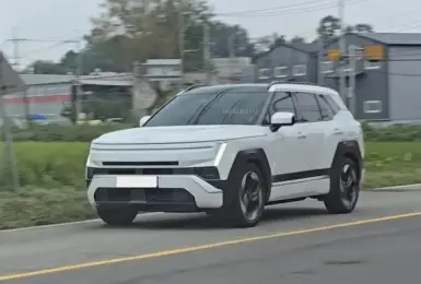 Hyundai Tucson 大改款實車現身，方正新造型讓休旅氣勢更強