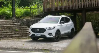 翻玩跨界休旅價值！全新27年式 MG ZS 實測開箱｜曜黑個性風格、Level 2 智駕與通風座椅的夏日救贖