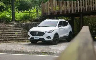 翻玩跨界休旅價值！全新27年式 MG ZS 實測開箱｜曜黑個性風格、Level 2 智駕與通風座椅的夏日救贖
