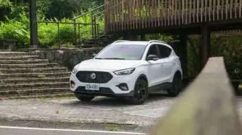 翻玩跨界休旅價值！全新27年式 MG ZS 實測開箱｜曜黑個性風格、Level 2 智駕與通風座椅的夏日救贖