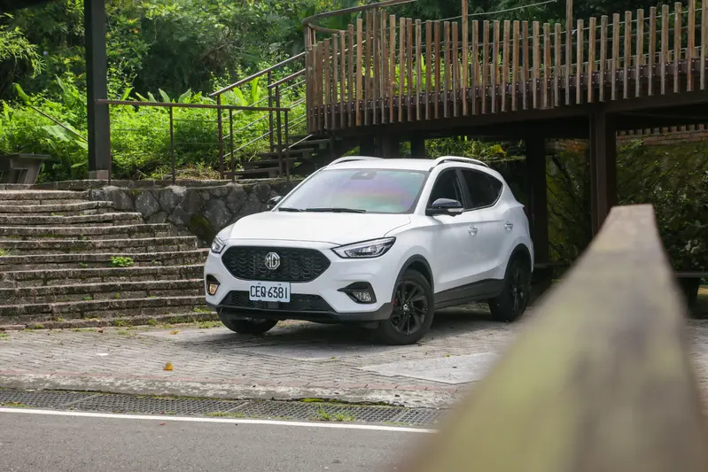 翻玩跨界休旅價值！全新27年式 MG ZS 實測開箱｜曜黑個性風格、Level 2 智駕與通風座椅的夏日救贖