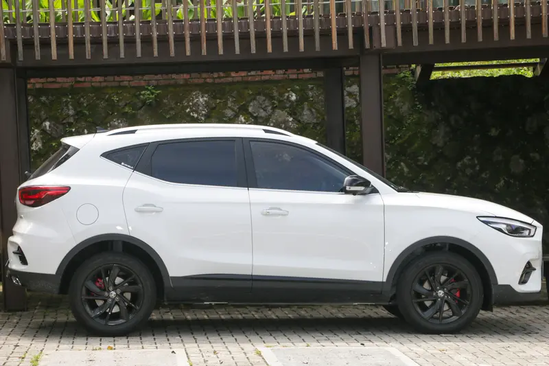 ▲全新 2027 年式 MG ZS 的車側下方飾條由原本的霧銀色改為黑色