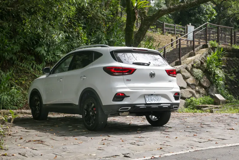 ▲全新 2027 年式 MG ZS 的後保桿改成黑色塗裝,搭配兩側的鍍鉻排氣尾管裝飾,帶來更年輕活潑的視覺感受。