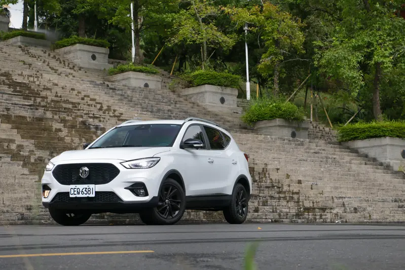 ▲全新 2027 年式 MG ZS 憑藉舊換新 59.9 萬元起的親民門檻、全車系標配曜黑套件與完整 Level 2 智駕系統,並透過「玩家版」優異行車質感、「玩美版」智慧電動尾門與「玩美 Cool 版」涼感通風座椅的階梯式累加配備,精準滿足不同預算買家需求,再次樹立國產跨界休旅的超規滿配新標竿。