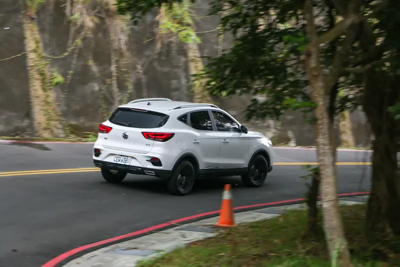 ▲MG ZS 的動力調校以平順實用為前提,對應日常通勤或家庭出遊毫不吃力。當面對超車或陡坡等需要推力的場合,只需適時加深油門或利用手自排模式便能補足所需動力。