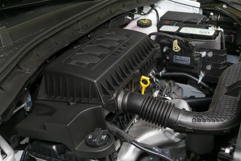 ▲MG ZS 搭載 1.5 升 DVVT 四缸自然進氣引擎,擁有 120 ps / 6,000 rpm 馬力與 15.3 kg-m / 4,500 rpm 扭力,與之搭配的是可模擬 8 速的 CVT 變速箱。動力調校重視日常起步的輕快感,隨油門深度即可迅速降檔補足推力,配合 HDC 陡坡緩降與 HSA 陡坡起步輔助,不只稅金負擔輕鬆,對新手來說更是平易近人。