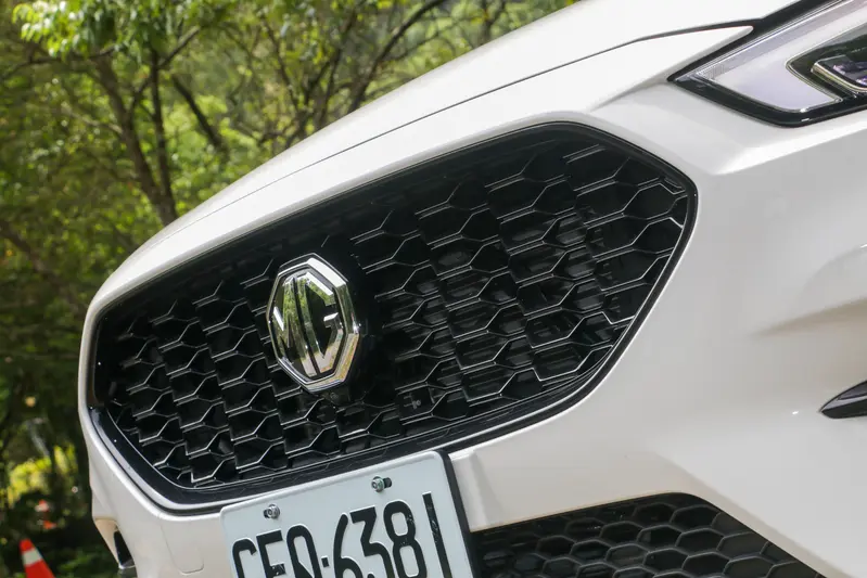 ▲全新 2027 年樣式 MG ZS 全車系標配黑曜矩陣水箱護罩