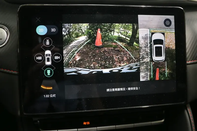 ▲環景畫面多個角度可調,倒車時還會顯示車輛與後方障礙物的距離。