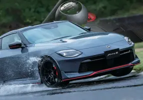 台灣明年Q2上市｜日規小改款《Nissan Fairlady Z》外型致敬初代 新增手排NISMO 採用GT-R同款煞車系統