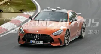 賓士跟小米拚了！《AMG GT 63》賽道上測試自動駕駛 車手全程雙手懸空