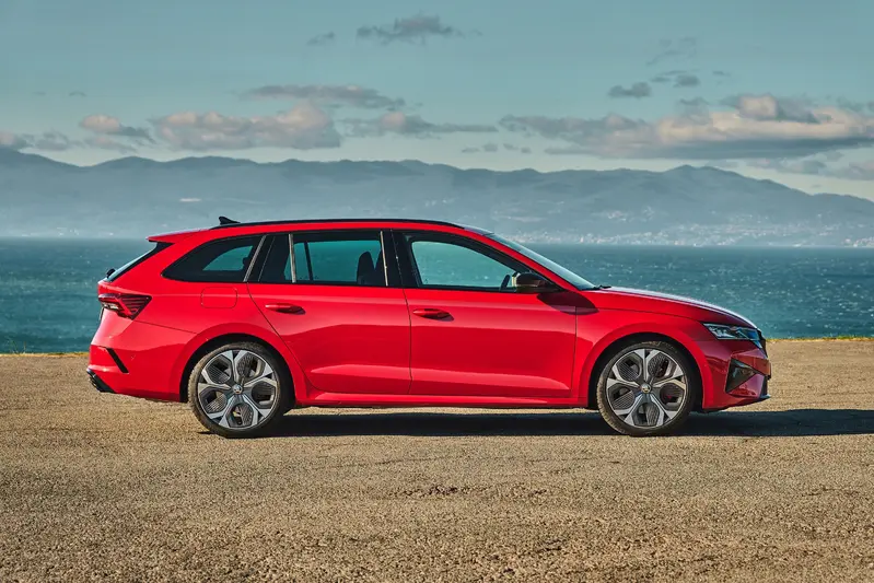 紅色 Skoda Octavia Combi RS 展現鮮明運動化風格,搭載 265 hp 2.0 TSI 動力,結合靈敏操控與旅行車實用機能,將 RS 性能精神融入日常駕馭。