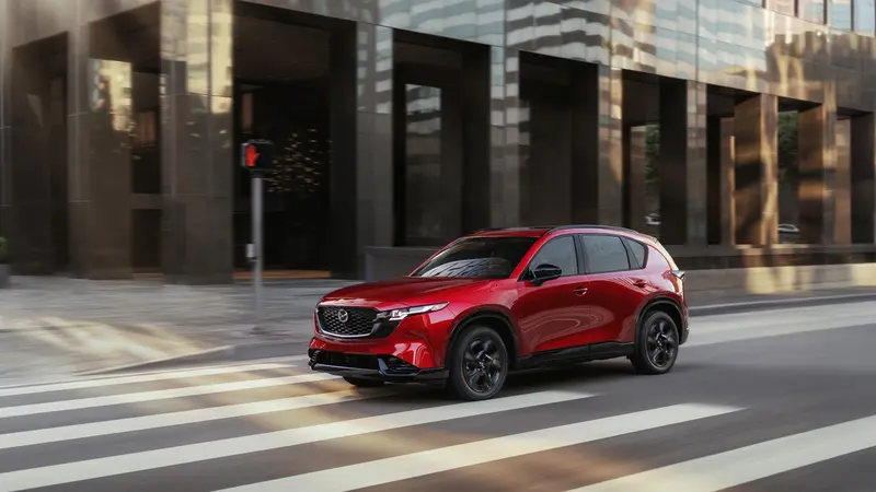 九月訂購 CX-5 可享有以 1 萬元專屬優惠價升級第 4 至第 5 年「全域安心型」延長保固服務,或 40 萬元低利率購車方案。