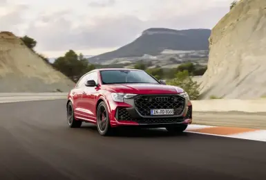 紐北最速量產休旅！《Audi RS Q8 performance》V8雙渦輪 爽榨640匹 零百3.6秒 820萬元起