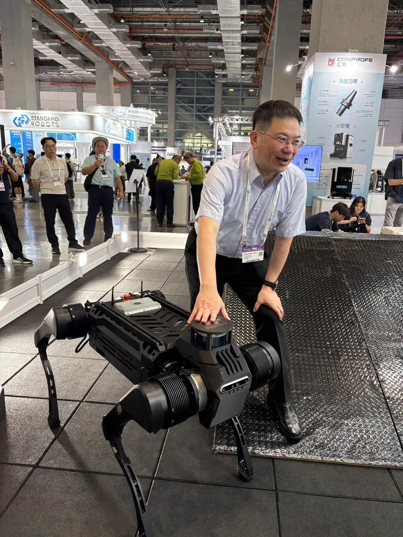 綠捷總經理殷華勛現場展示自主四足機器人 GT5X，展現中華汽車車規技術轉型實力。