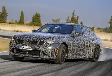 月底發表！全新《BMW 3 Series》保留六缸引擎 首次導入甩尾模式 延續操駕與科技開放理念