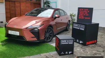 純電《Lexus ES》現身大稻埕 以新世代純電移動美學揭開時尚序幕 和泰Lexus 8度贊助臺北時裝週