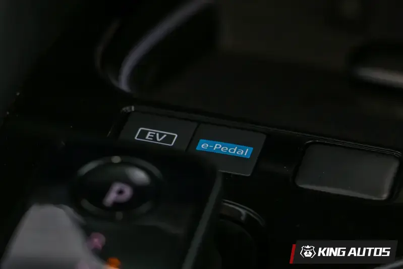 e-Power 提供電車常見的單踏板模式,煞車力道隨車速減弱,車速越高覺得煞車力道越大,煞車力道隨車速降下來而漸漸減弱,弱到最後無法將車子停下來。在該模式下記得要踩煞車才能將車子停下來。