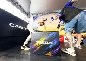 SUZUKI CARRY跨界陀螺賽事　8.5尺大貨台成「戰鬥舞台」商用車也能玩出年輕新花樣