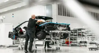 打破中置後驅跑車框架！《McLaren》休旅車4年內問世 前置引擎醞釀中