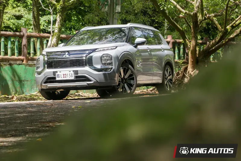 全新大改款 Mitsubishi Outlander 將在 2026 年 9 月底發表,屆時將公布建議售價。本次試駕的車款為車系唯一的7人座頂規車型,也是車系在台唯一的四輪驅動車型。試駕車款的車色為首次導入的月岩灰。