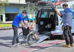 福斯商旅助年長者安心出遊！Caddy Maxi無障礙福祉車 打造一家人的旅行回憶
