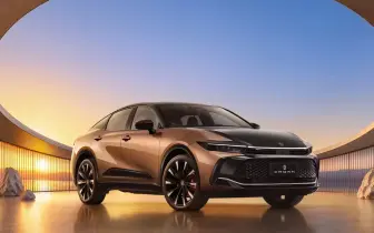 旗艦降價！小改款Toyota Crown Crossover 2.4渦輪油電降10萬 2.5油電升級最新動力
