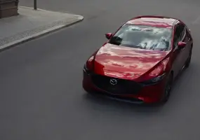 台灣馬自達Mazda3 全車系配備升級 頂規車降2萬元 88.8萬元起