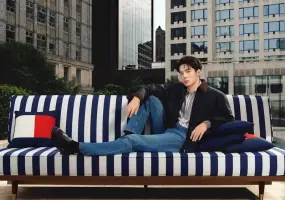 TOMMY HILFIGER 攜手 Yosh Yu 于適將紐約學院風格精神帶到上海 演繹 2026 秋季系列