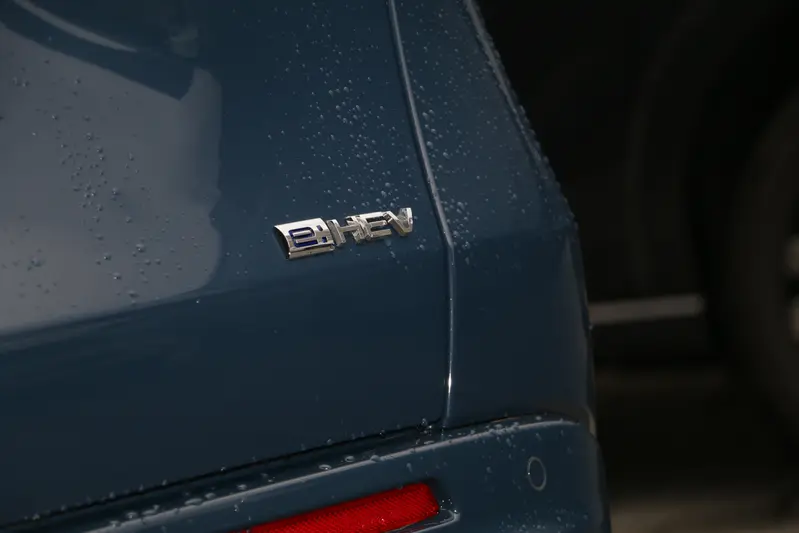 ▲ZR-V e:HEV 搭載的 2.0L Atkinson 循環直噴引擎與雙馬達架構，構築出極其聰明的「以電為主、燃油為輔」運作邏輯。除了在市區能帶來純電車般的輕快平順；當車輛進入高速巡航時，系統則會透過直接傳動離合器交由引擎進行高效率驅動，將內燃機與電動馬達的各自優勢發揮到極致。