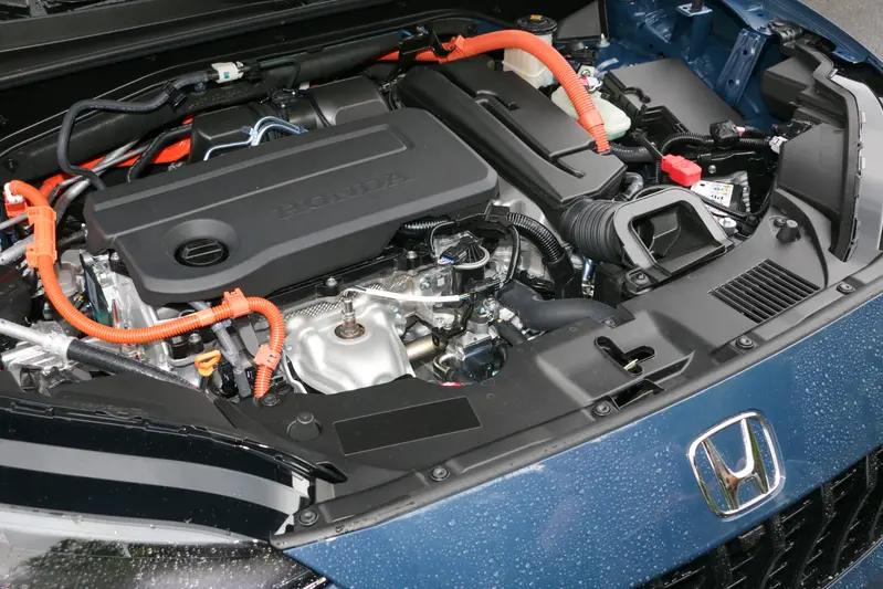 ▲完整承襲 CIVIC e:HEV 優異的駕馭基因，這具 2.0L 缸內直噴引擎結合全新 PCU 動力控制單元與 IPU 智慧動力單元，為這款新世代跑旅帶來強勁且細膩的加速質感。其打破了傳統油電車的加速遲滯感，讓每一次踩下油門都能獲得純粹的操駕樂趣。