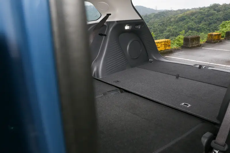 ▲考量到休旅車主在日常搬運重物或露營裝備時，行李廂兩側內輪拱與開口下緣往往是最容易遭受碰撞與擦傷的高風險區，原廠特別在這些關鍵部位導入了精緻的漣漪波紋材質。這種透過特殊幾何波紋壓花處理的防護飾板，不僅在光影折射下散發出宛如日式工藝般的細膩質感；更能在頻繁搬運物品不慎產生摩擦時，達到極佳的視覺隱藏與抗刮效果，將美學設計與耐用實用性完美揉合。