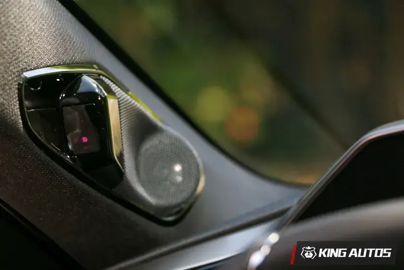 小改款車型駕駛側 A 柱除了有 Focal 音響的高音喇叭外，上面還多了因應歐盟法規的駕駛座攝影鏡頭，多數車款都把這個鏡頭安置在方向盤前方。這個鏡頭單純用來監測駕駛人精神狀態，以及開車是否有專心看路，沒有紀錄的功能，隱私上沒問題。不過，試駕途中都沒有任何駕駛人不專心的警告，就讓我覺得這個設備有點多餘。