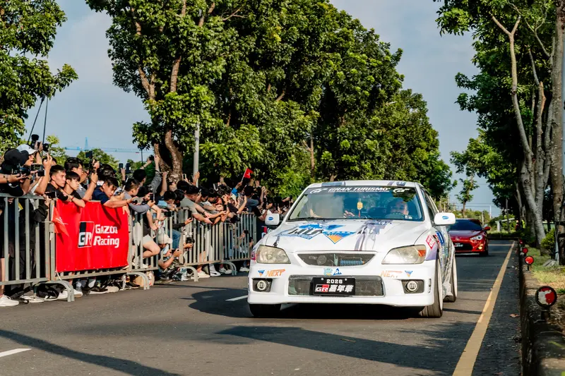 MORIZO原點遊行車隊依序駛入封街路段， Supra (第四代)、Altezza、86、LFA等經典車款帶領民眾回顧GR品牌歷程。