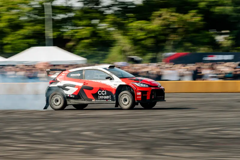 豐田章男會長MORIZO以神秘嘉賓身分駕駛GR YARiS Rally2自後台登場，精準甩尾引爆全場歡呼。