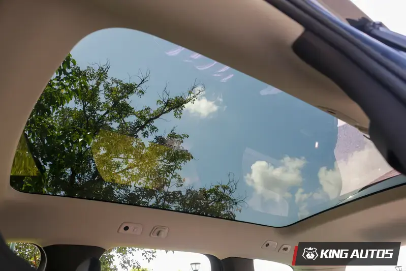 大面積玻璃車頂有抗熱塗層，車內並不會過分的熱。