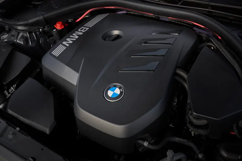 BMW G50 318 與 320 搭載直4引擎,輔以 48V BSG 輕油電。