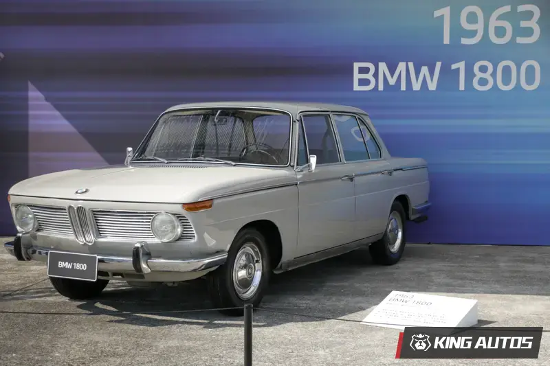 BMW 1800 是 1960年代奠定「New Class（Neue Klasse）」概念與品牌運動房車基石的始祖