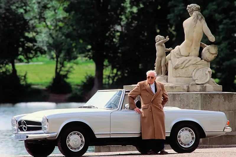 ▲被譽為「被動安全之父」的 Mercedes-Benz 工程師 Béla Barényi。他於 1950 年代提出的「車身潰縮區」概念,奠定品牌的安全基石,更徹底改變全球汽車產業的造車思維。
