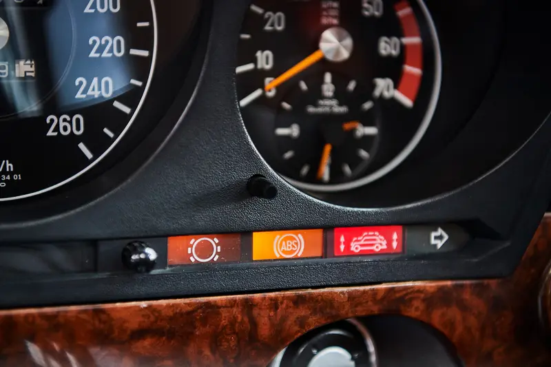 ▲Mercedes-Benz 第一款搭載 ABS 防鎖死煞車系統的是 S-Class W116