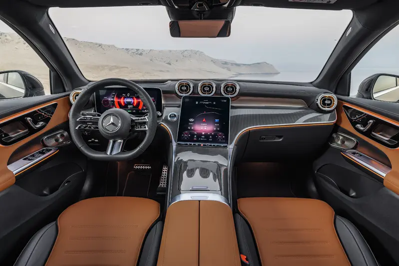 ▲GLC 與 GLC Coupé 全車系標配進階智慧駕駛輔助系統、360 度環景攝影、雙數位螢幕與 Burmester® 3D 環場音響系統,全新 GLC 車系以滿配規格展現兼具安全與視聽饗宴的數位座艙防護底蘊。