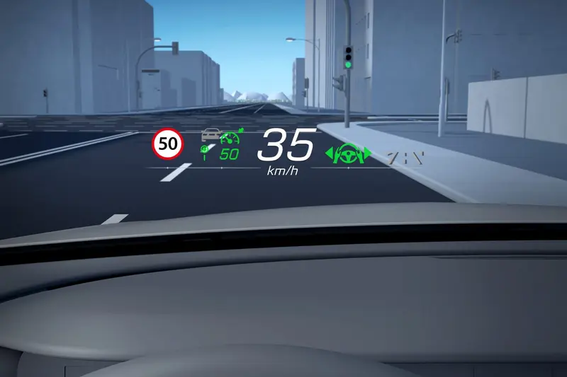 ▲高解析度 HUD 抬頭顯示器將車速、導航與駕駛輔助資訊清晰投影於視野正前方,駕駛無需頻繁低頭即可直覺掌握動態,兼顧駕馭便利與行車安全。