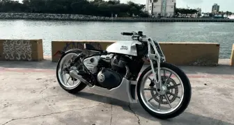 Royal Enfield 攜手S.M.F 小南魔術工坊 打造 HEPHAESTUS 展現純粹手工改裝工藝