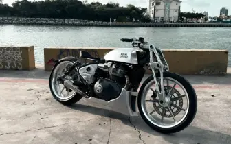 Royal Enfield 攜手S.M.F 小南魔術工坊 打造 HEPHAESTUS 展現純粹手工改裝工藝