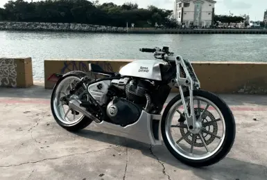 Royal Enfield 攜手S.M.F 小南魔術工坊 打造 HEPHAESTUS 展現純粹手工改裝工藝