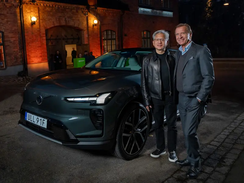 Volvo Cars 將以領先業界的車輛安全系統與工程專業,結合 NVIDIA 的人工智慧與加速運算技術,共同提升 AI 車輛安全技術的標準。(圖左為 NVIDIA 創辦人暨執行長黃仁勳、圖右為 Volvo Cars 總裁暨執行長 Håkan Samuelsson)